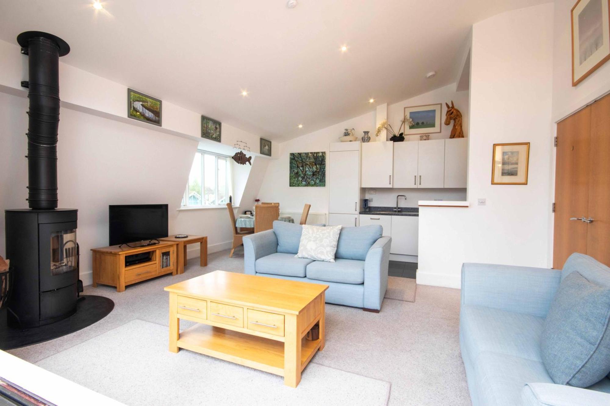Crow'S Nest Penthouse Apartment With Free Spa Access Somerford Keynes Eksteriør billede