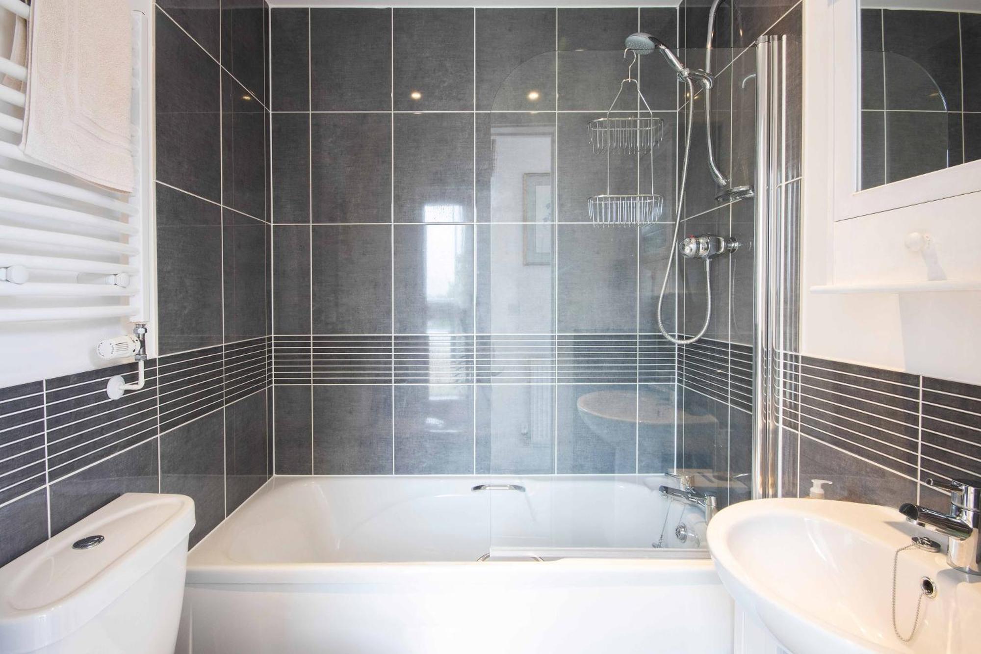 Crow'S Nest Penthouse Apartment With Free Spa Access Somerford Keynes Eksteriør billede